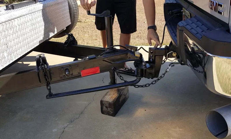 how does an equalizer trailer hitch work