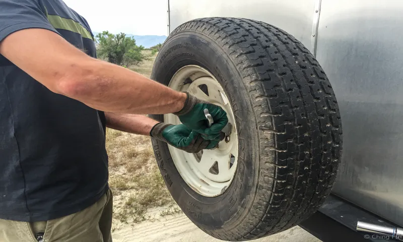 How to Change a Flat Tire without a Jack: Tips and Tricks for Emergency Situations