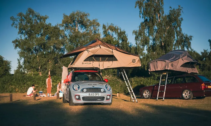 how to lift roof top tent on car