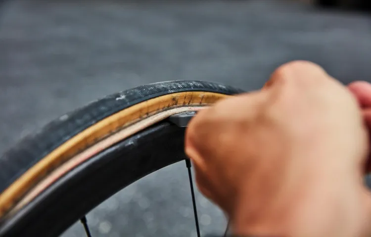 how to use a bike tire lever