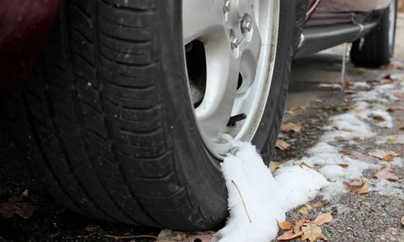 tire loses air when cold