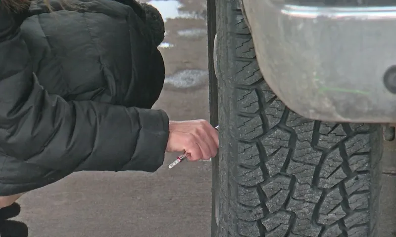 why does my tire pressure go down in cold weather