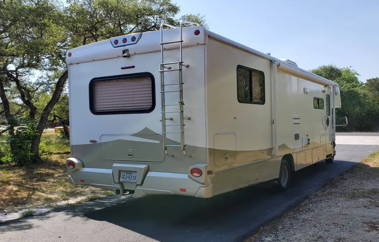 How to Roll Up RV Awning on Your 2007 Winnebago Outlook 31C – Step-by-Step Guide